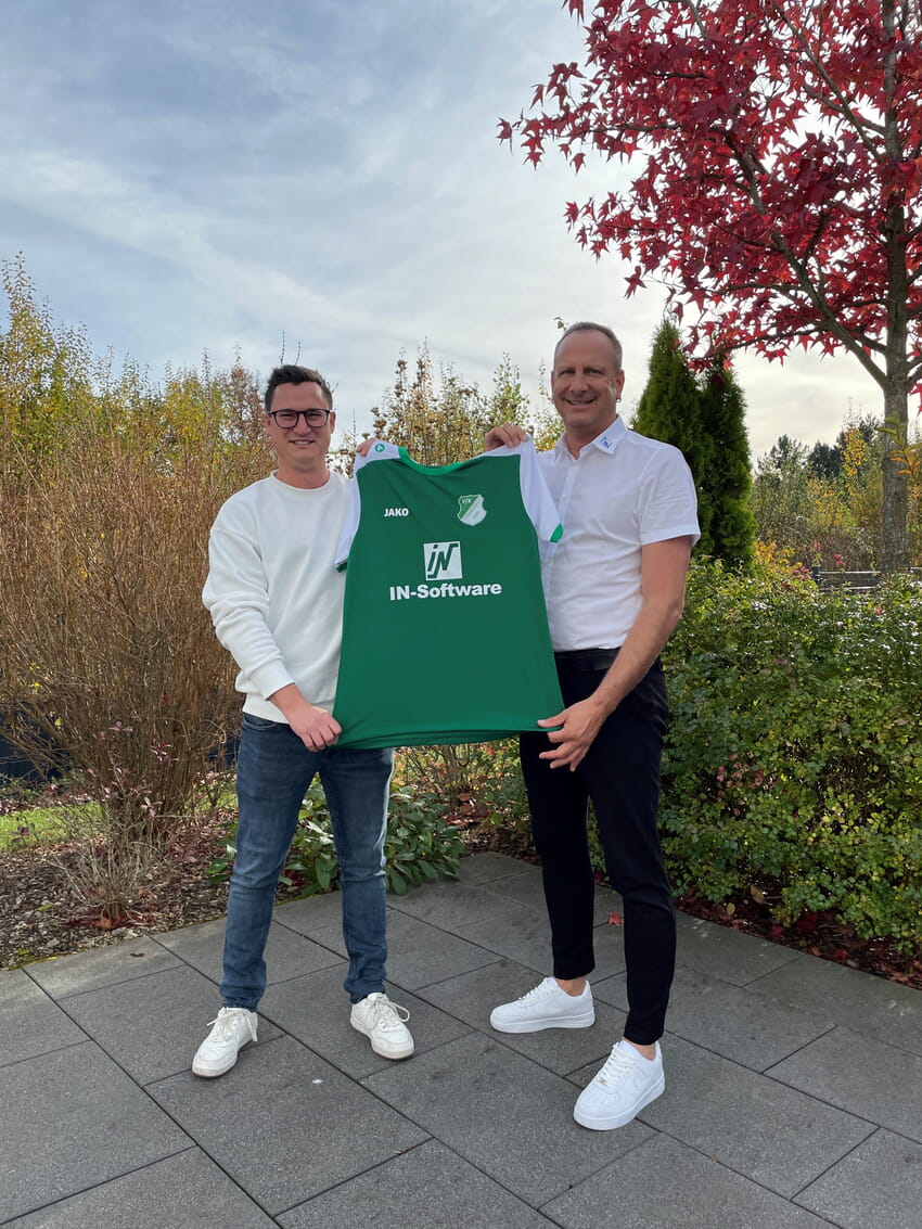 Dominik Lörch vom VfR und Timo Paul von IN-Software präsentieren das VfR-Trikot