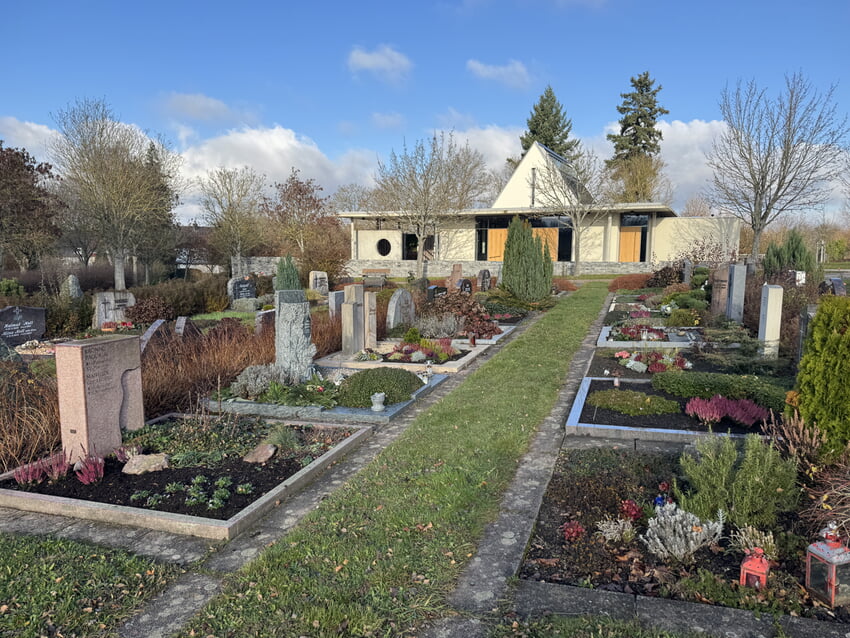 Aussegnungshalle und Gräber Friedhof Langensteinbach. Foto: Gemeinde Karlsbad