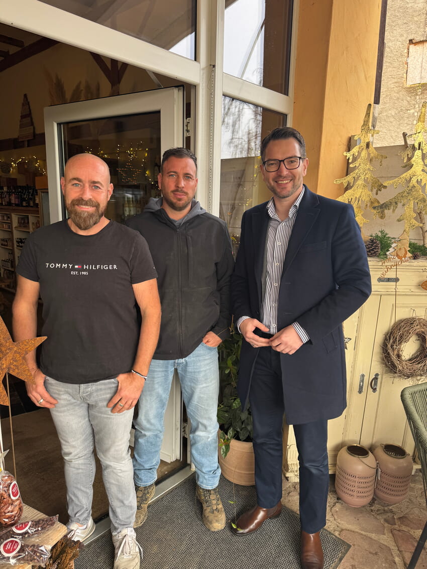 Markus und Manuel Denninger mit Bürgermeister Björn Kornmüller | Foto: Gemeinde Karlsbad