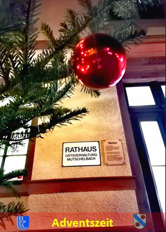 Christbaum mit Beleuchtung, Kugeln und Mütze