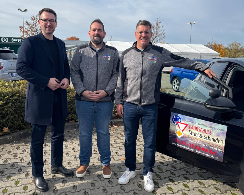 Bürgermeister Björn Kornmüller mit Fahrlehrer Philipp Reinhardt sowie Firmengründer Benjamin Stribl | Foto: Gemeinde Karlsbad