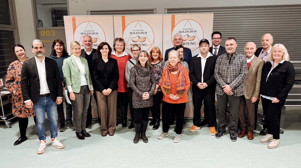 Spendenempfängerinnen und Spendenempfänger sowie Vertreterinnen und Vertreter der Karl und Hilde Holzschuh Stiftung. Foto: Gemeinde Karlsbad