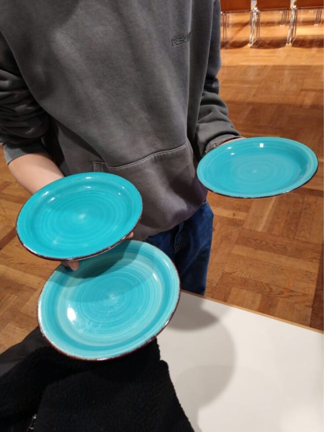 Praktische Übung: Servieren von Tellern