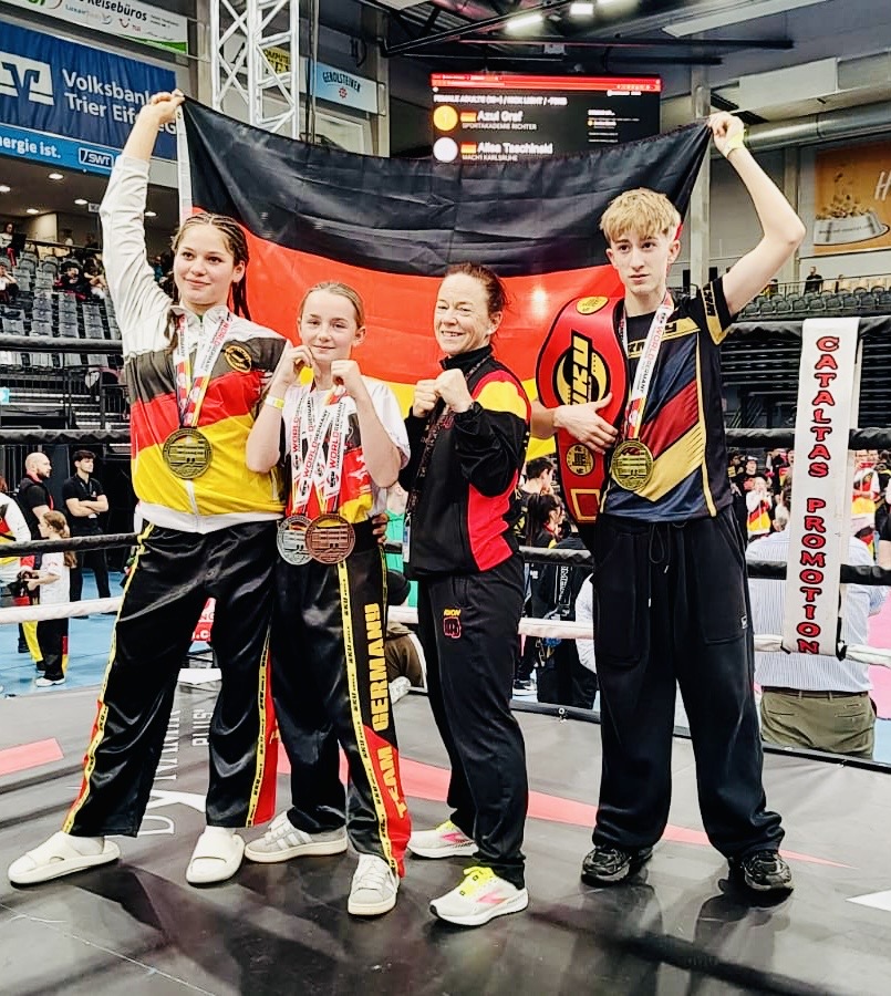 v.l.n.r.: Antonia W&ouml;lfle, Anna-Sofie Hart, Nadine Urschl, Lasse Bruder freuen sich &uuml;ber ihre Medaillen