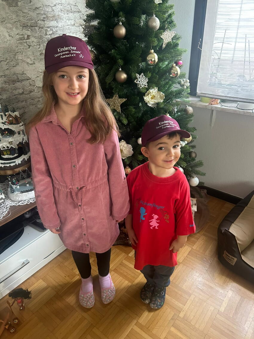 Stolz zeigen Marie von den Notenkids und Luis von den Notenf&auml;nger ihre tollen neuen Caps!