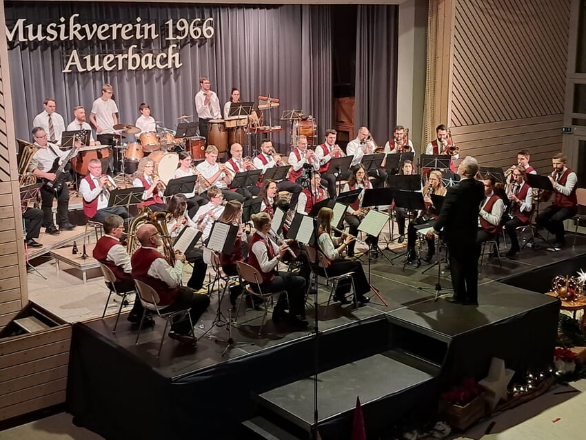 Jugend- und Hauptorchester gemeinsam auf der B&uuml;hne