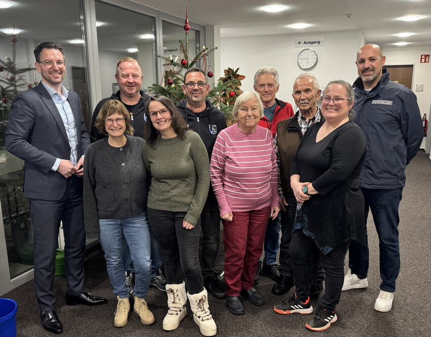 Die Preisträgerinnen und Preisträger mit Marktmeister Michael Montero (rechts) und Bürgermeister Björn Kornmüller (links). Foto: Gemeinde Karlsbad