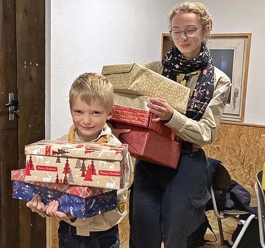 Beim Abtransport der liebevoll gepackten Geschenkkartons.