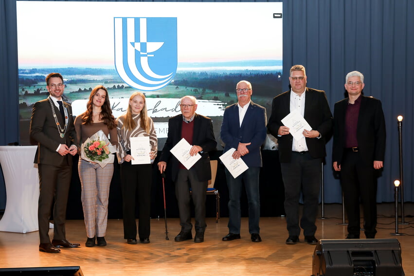 V.l. B&uuml;rgermeister Bj&ouml;rn Kornm&uuml;ller, Maja Stengel, Vanessa Pagel (beide KjG Karlsbad), Klaus Kappler, Peter Konstandin, Guido R&ouml;der und Stiftungsvorsitzender Ragnar Watteroth. Foto: Di Nunzio Fotodesign