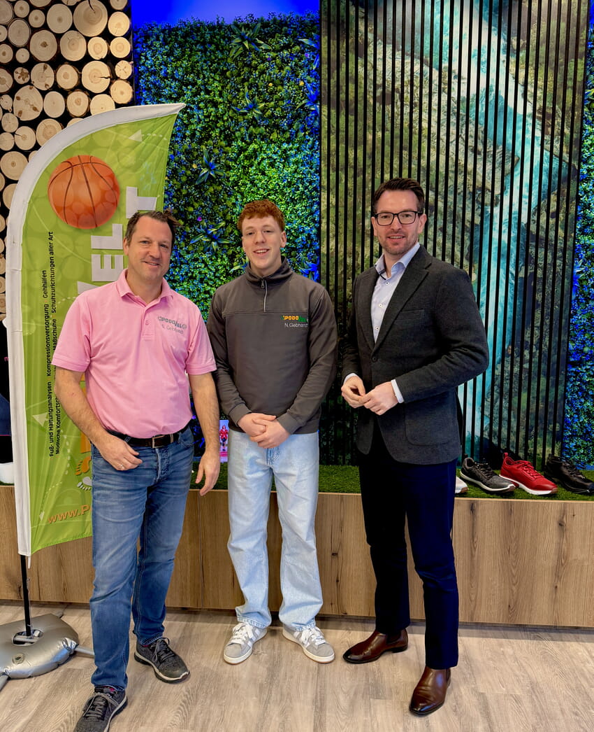 Stefan Gebhardt mit seinem Sohn Nils und Bürgermeister Björn Kornmüller | Foto: Gemeinde Karlsbad