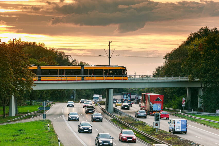 Klimafreundlich unterwegs sind die emissionsfreien Bahnen der AVG und VBK. Sie werden ausschlie&szlig;lich mit &Ouml;kostrom betrieben. (Foto: &copy; Paul G&auml;rtner/KVV)
