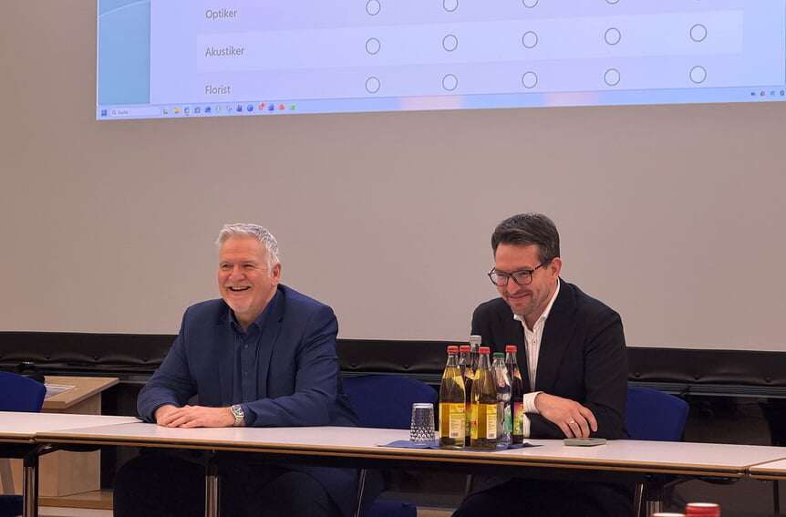 B&uuml;rgermeister Bj&ouml;rn Kornm&uuml;ller (rechts) und IHK Innenstadtberater Michael Rausch (links) freuen sich &uuml;ber die rege Beteiligung am Innenstadtcheck Langensteinbach| Foto: Gemeinde Karlsbad
