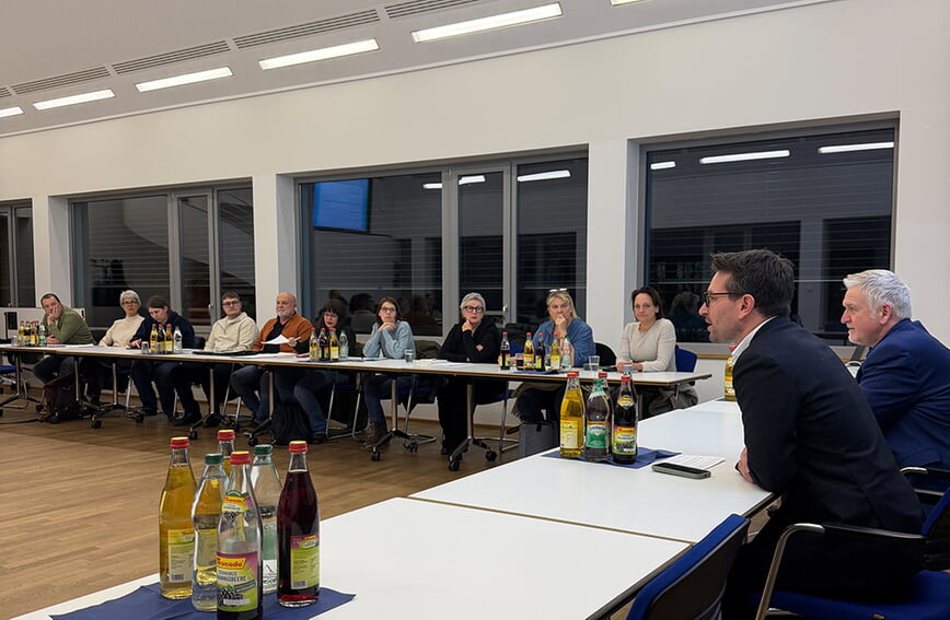 Gefragte Meinungen: Zahlreiche Karlsbader folgten der Einladung in den B&uuml;rgersaal, um aktiv an der Gestaltung der Ortsmitte mitzuwirken| Foto: Gemeinde Karlsbad