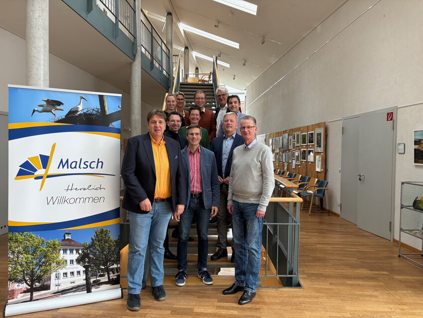 Die OB- und B&uuml;rgermeister Markus Bechler (Malsch), Sebastian Schrempp (Rheinstetten), Christoph Schaak (Dobel) (1. Reihe, v.l.), Bj&ouml;rn Kornm&uuml;ller (Karlsbad), Nicola Bodner (Pfinztal), Heiko Genthner (K&ouml;nigsbach-Stein) (2. Reihe, v.l.), Julia Wieland (Remchingen), Sabrina Eisele (Marxzell), Christian Stalf (Waldbronn), Klaus Hoffmann (Bad Herrenhalb) und Steffen Bochinger (Keltern) (3. Reihe v.l.) im Rathaus von Malsch / Bild (Quelle: Sprengel Alb-Pfinz-Rhein)
