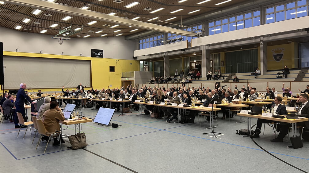 Der Kreistag des Landkreises Karlsruhe verabschiedet in seiner Sitzung in der Mehrzweckhalle Kronau den Haushalt 2026