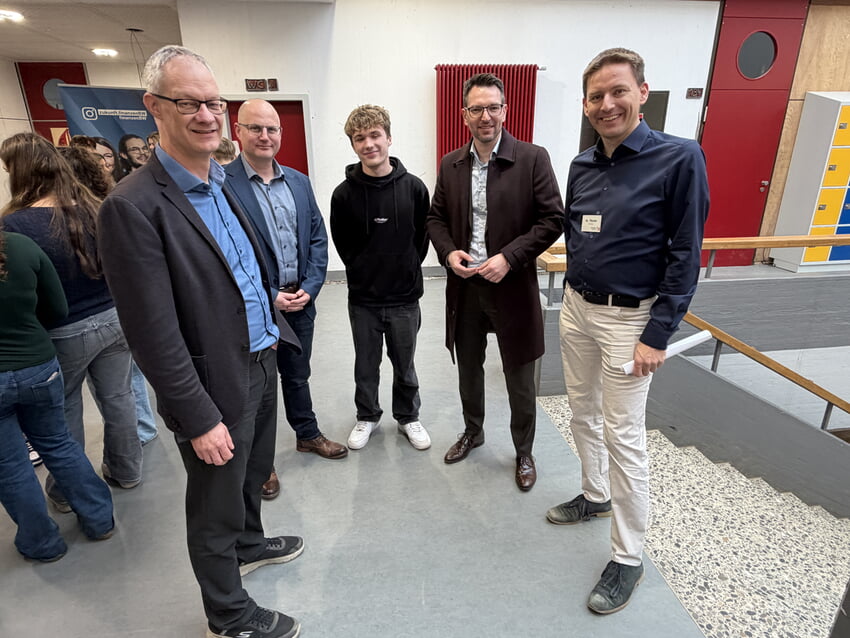 V.l. Schulleiter Harald Wolf, Wirtschaftsf&ouml;rderer Tobias Brehm, Sch&uuml;lersprecher Emilian Kunz, B&uuml;rgermeister Bj&ouml;rn Kornm&uuml;ller und der stellvertretende Schulleiter Markus Throm im Gespr&auml;ch. Alle Fotos: Gemeinde Karlsbad&nbsp;