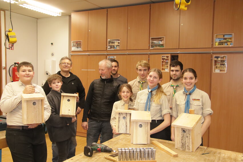 Stolz zeigen die Kinder ihre Werke.