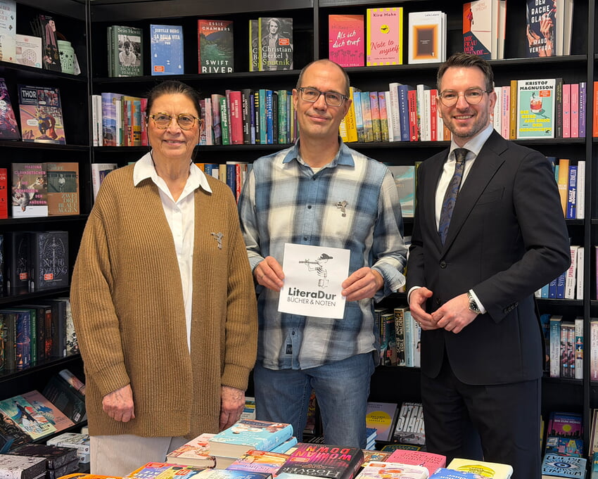 Ein neues Kapitel aufgeschlagen: Barbara Casper und Sven Puchelt empfangen B&uuml;rgermeister Bj&ouml;rn Kornm&uuml;ller in der frisch renovierten Buchhandlung. Foto: Gemeinde Karlsbad