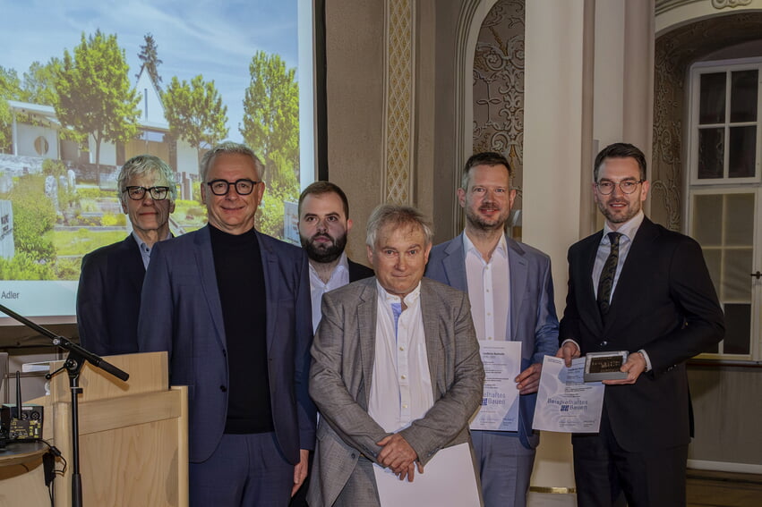 V.l. Freier Innenarchitekt und Mitglied der Jury Eberhard Kappler, Landrat Dr. Christoph Schnaudigel, Architekten Simon Bauer, Andreas Adler, Michael Gottlieb und B&uuml;rgermeister Bj&ouml;rn Kornm&uuml;ller. Foto: Fotofreunde Heidelsheim.