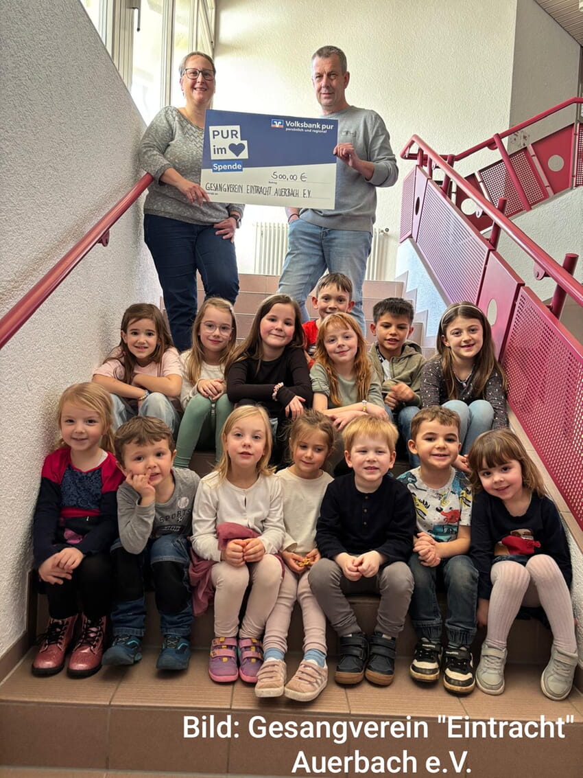 Kinderch&ouml;re Notenf&auml;nger und Notenkids, Jugendleitung Juliane Volmerhausen-Brecht und 1.Vorstand Harald Brecht sagen DANKE!