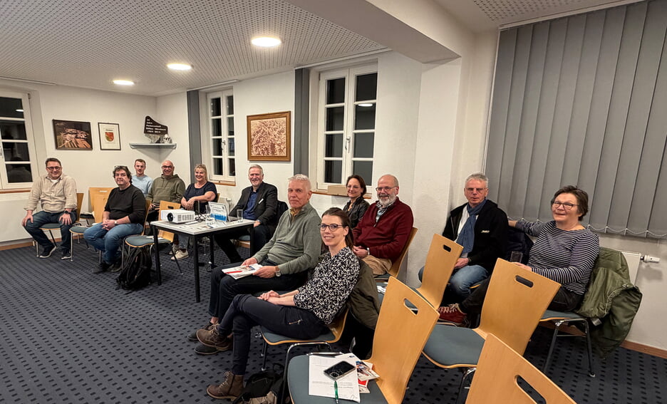 Gemeinsam f&uuml;r einen attraktiven Ortskern: Die Teilnehmerinnen und Teilnehmer des Ittersbacher Innenstadtchecks. In der Mitte sitzt IHK-Innenstadtberater Michael Rausch, der durch den Analyse-Abend f&uuml;hrte. Foto: Gemeinde Karlsbad
