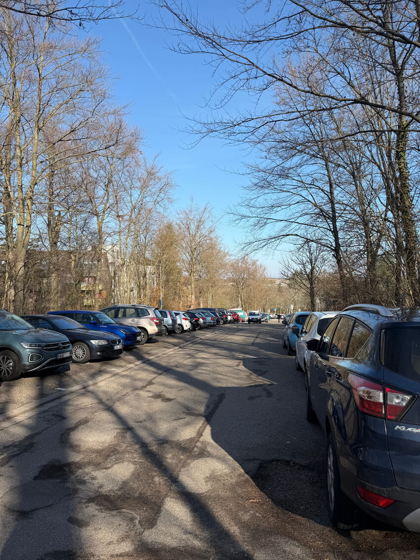 Die Bereiche um das SRH-Klinikum sind vor allem zu den Zeiten, in die Mitarbeiterschaft im Tagesbetrieb arbeitet, ausgelastet. Hinzu kommen dann noch die Besucherinnen und Besucher. Foto: Gemeinde Karlsbad
