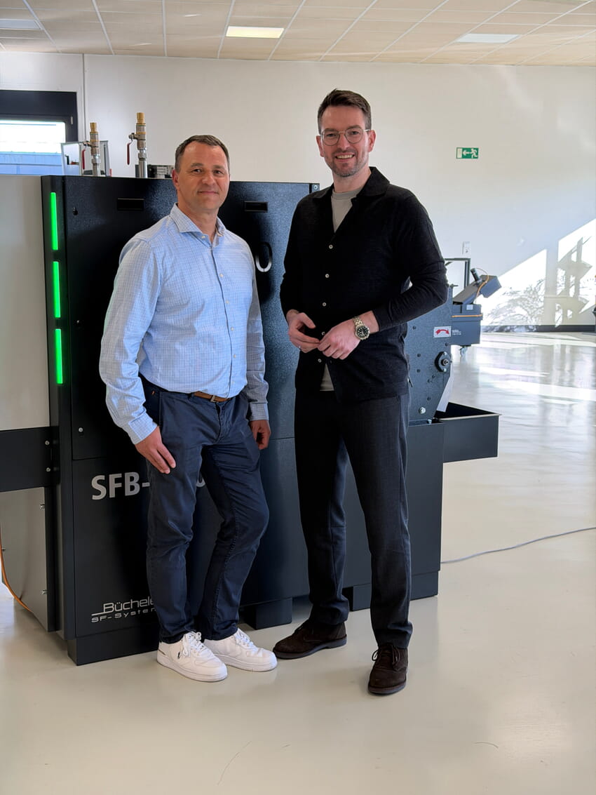 Vor Ort bei SF Büchele: Geschäftsführer Michael Büchele und Bürgermeister Björn Kornmüller vor einer der leistungsstarken Hochdruckanlagen im Showroom des Unternehmens. Foto: Gemeinde Karlsbad