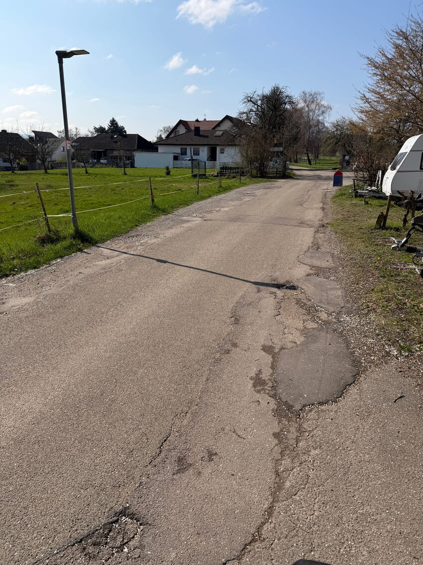 Schadstellen im Teilabschnitt Panoramastra&szlig;e sowie Heerweg. Fotos: Gemeinde Karlsbad