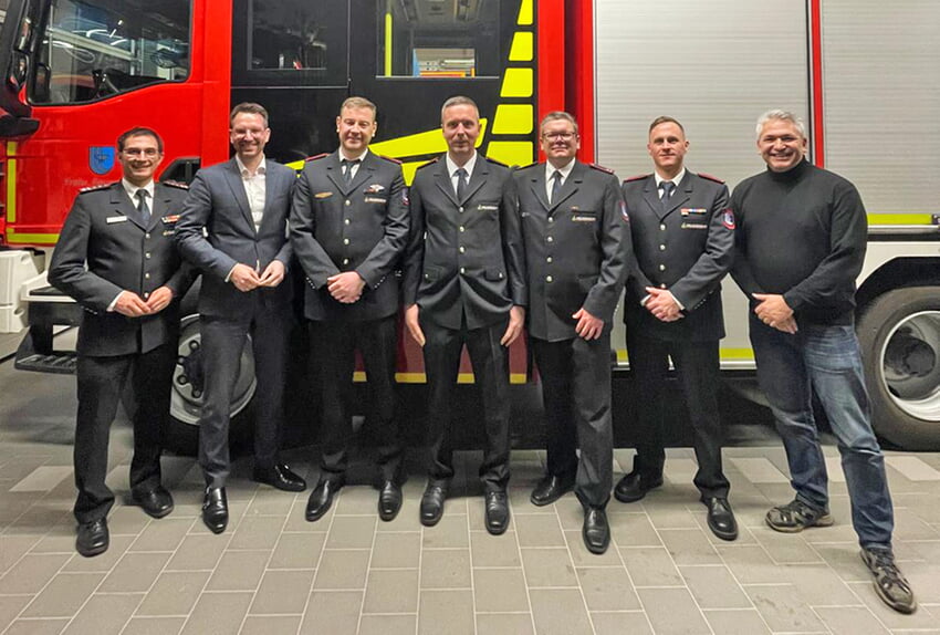 Einstimmige Wiederwahl: Marius Rau (3. v. l.) wurde als Kassier und Dominik Menze (4. v. l.) als Schriftf&uuml;hrer in ihren &Auml;mtern best&auml;tigt.