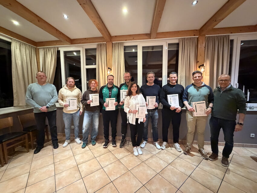 Vereinsehrennadel in Bronze bzw. Silber, umrahmt von unseren beiden Vorsitzenden Thomas Bossert (l.) und Joe Guthmann (r.): Felix Wildenhayn, Nici Oppermann, Andr&eacute; Herb, Sven Balzer, Natascha Bossert, Philipp Dr&uuml;ssler, Marcel Kunz und Steffen Langend&ouml;rfer