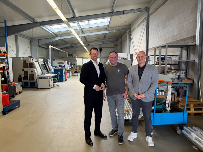 Besuch bei DPT Daci (v.l.n.r.) B&uuml;rgermeister Bj&ouml;rn Kornm&uuml;ller, Inhaber Blerim Daci und Wirtschaftsf&ouml;rderer Tobias Brehm in der Produktionshalle von DPT Daci. | Foto: Wolfgang Mangold