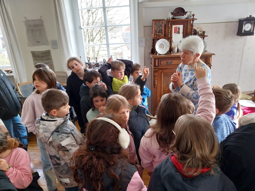 Motivierte Kinder folgen den spannenden Erz&auml;hlungen von Gabriele Bornholdt