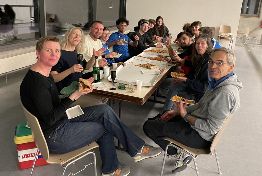 Geschmeckt hat es allen! Gemeinsames Pizzaessen in der BECKER-Halle nach einem kr&auml;ftezehrenden Spieltag.