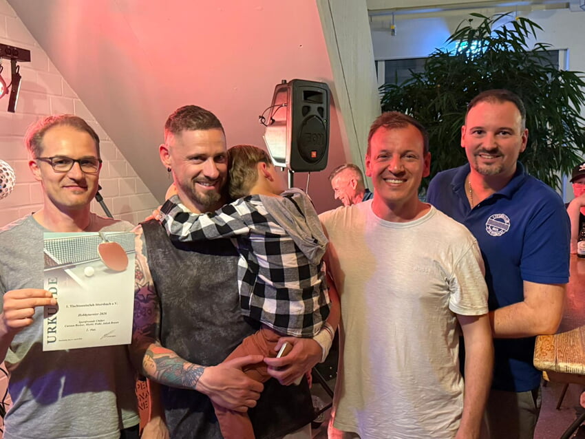 Turniersieger "Sportfreunde Chiller" mit Moritz Wahl , Carsten Becker und Jakob Braun sowie dem 1. Vorsitzenden des 1. TC Ittersbach, Thorsten Hofheinz (r.)