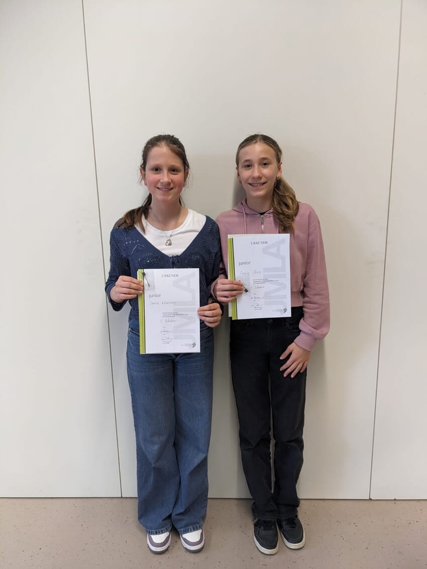 v.l.n.r Samira Kiebelstein und Amelie Kunz mit dem Juniorabzeichen