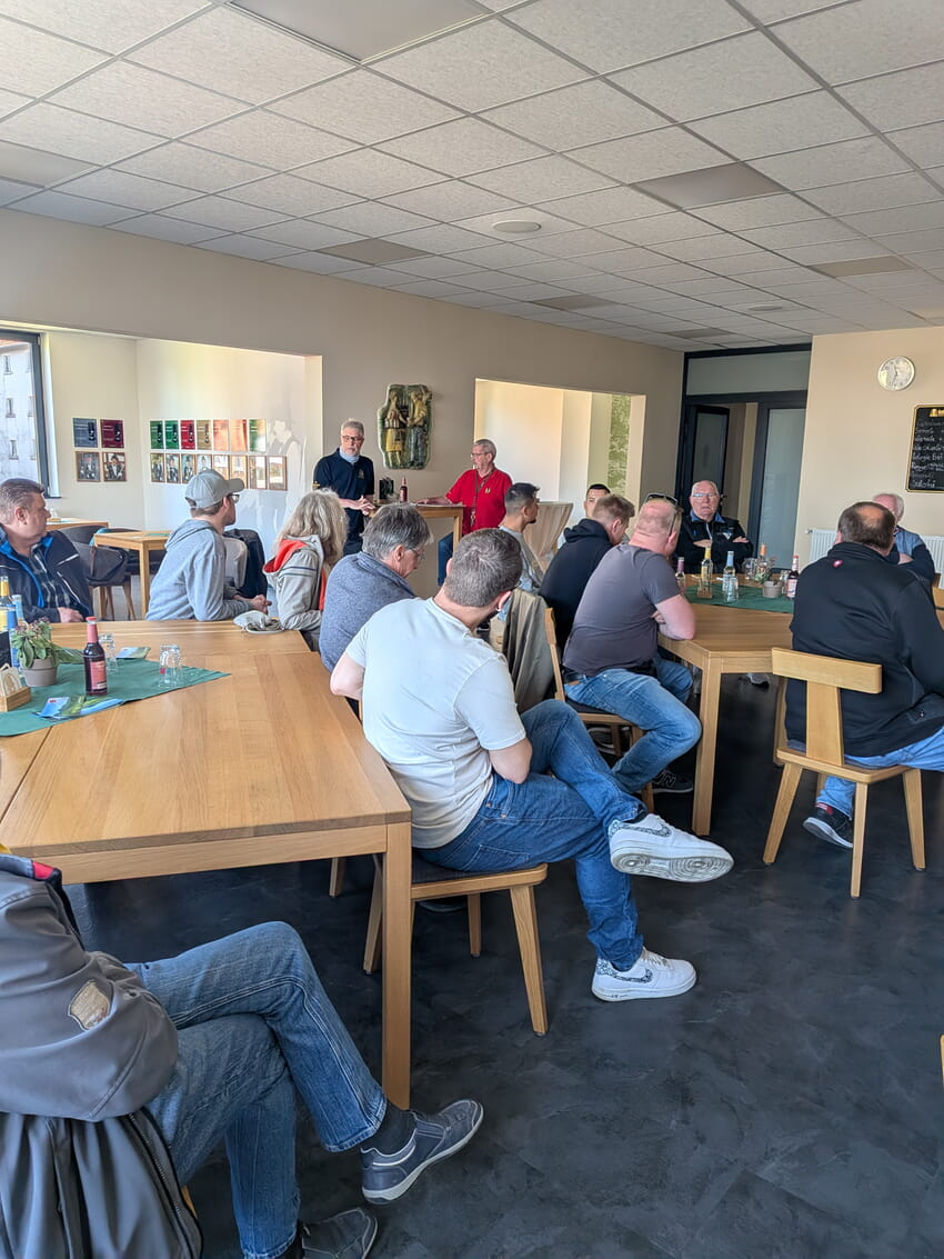 Die Gruppe wurde in der Mensa begr&uuml;&szlig;t, bevor es mit der F&uuml;hrung los ging.