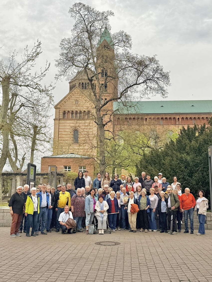 Die Teilnehmer des Vereinsausfluges des Heimatvereins Karlsbad vor dem Dom in Speyer.