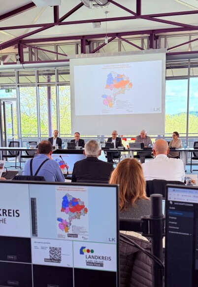 Der Verwaltungsausschuss hat sich mit der Zukunft des Glasfaserausbaus im Landkreis Karlsruhe befasst.