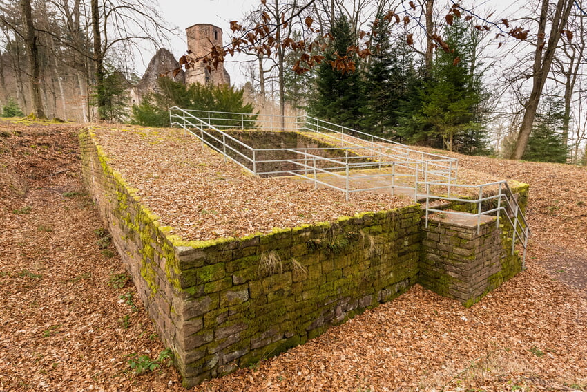 Fundament der ehemaligen Turmburg &bdquo;R&ouml;mert&uuml;rmle&ldquo; bei der St. Barbara Kapelle in Langensteinbach. Foto: Heimatverein