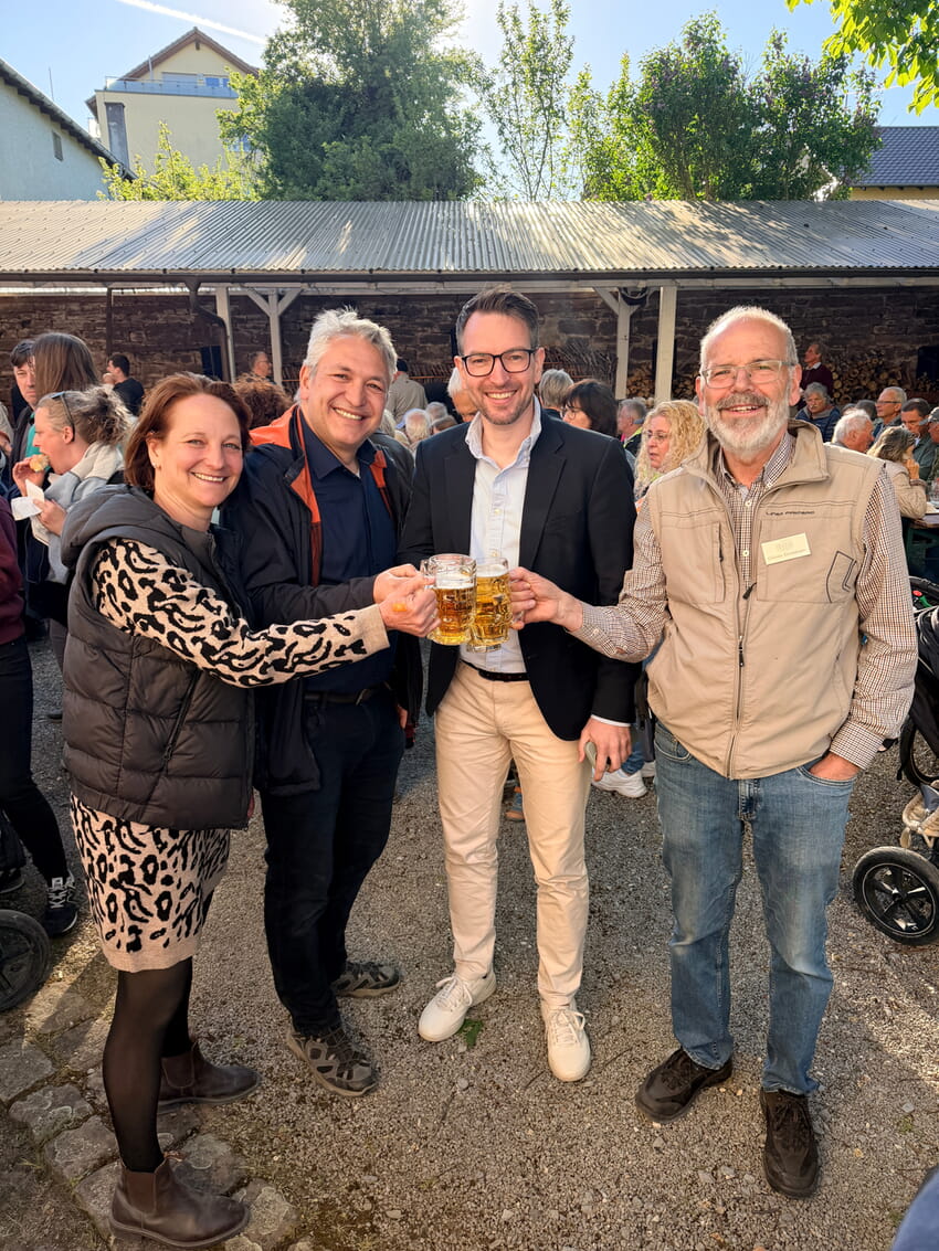 Ortsvorsteher Michael Nowotny und B&uuml;rgermeister Bj&ouml;rn Kornm&uuml;ller umrahmt von den beiden Vorsitzenden des Heimatvereins Heidi Ochs und G&uuml;nter Denninger nach ihrer gemeinsamen Er&ouml;ffnung des Festes ( jeweils v.l.n.r.)