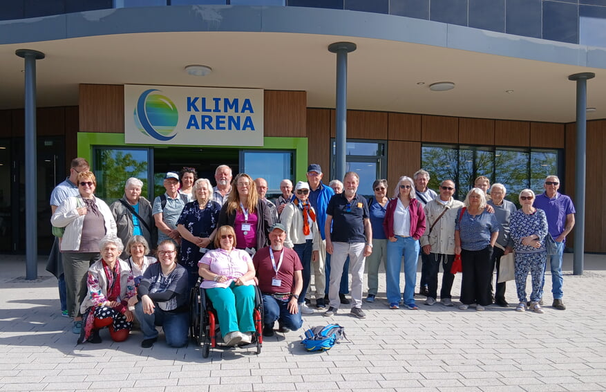 Teilnehmer vor der Klima Arena