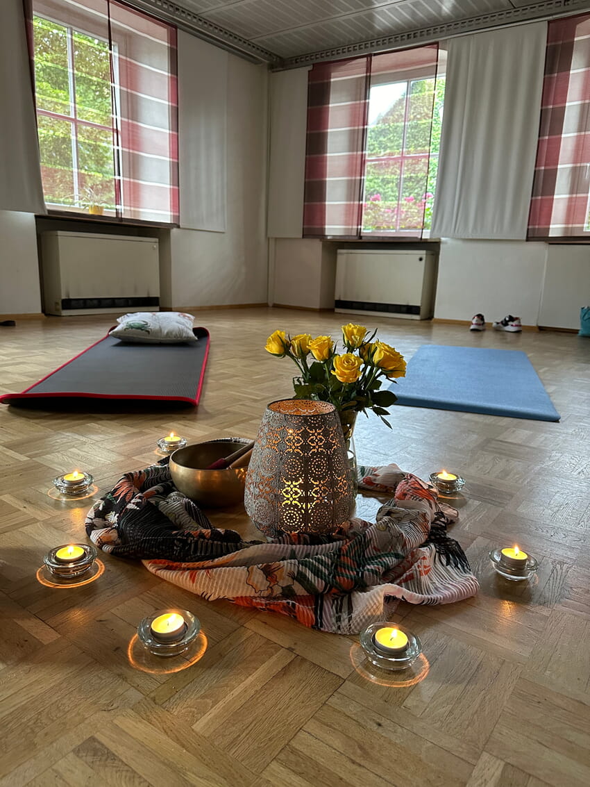 Yoga mitten im Dorf