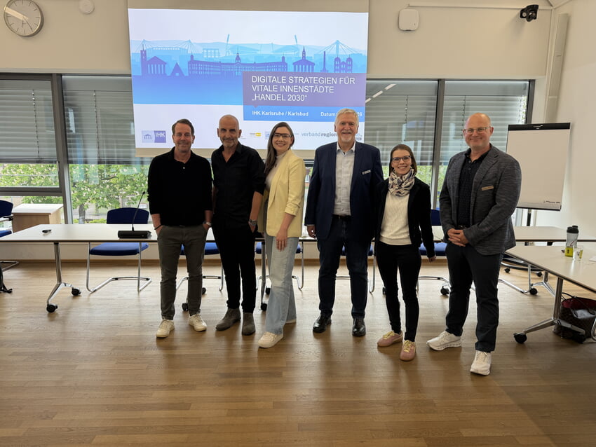 Vor Beginn des Workshops "Digitale Strategien f&uuml;r vitale Innenst&auml;dte" im neuen Rathaus (v.l.n.r.) Dieter Deninger, Thomas Lochner, Nathalie R&ouml;sch, Michael Rausch, Isabel Denninger, Tobias Brehm | Foto: Michael Huber