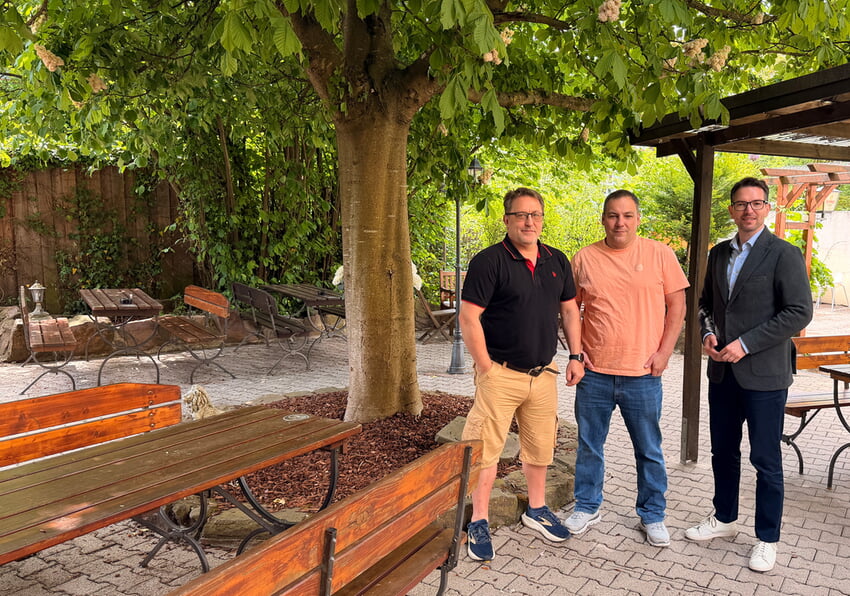 Die beiden neuen P&auml;chter Michael Huber und Stefan Merz (v.l.n.r.) zusammen mit B&uuml;rgermeister Bj&ouml;rn Kornm&uuml;ller im Biergarten des "Gr&uuml;nen Baums" , Foto: Gemeinde Karlsbad