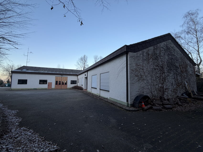 Das Archivbild zeigt das gesamte Geb&auml;udeensemble des Feuerwehrger&auml;tehauses Langensteinbach von S&uuml;den (hinterer Teil). &nbsp;