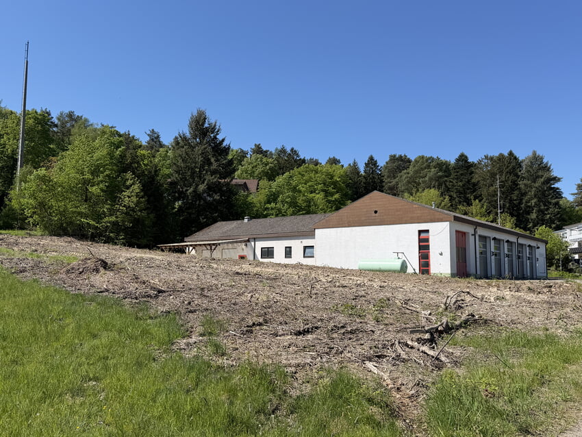 Auf dem angrenzenden Gel&auml;nde wird der Neubau entstehen. Fotos: Gemeinde Karlsbad