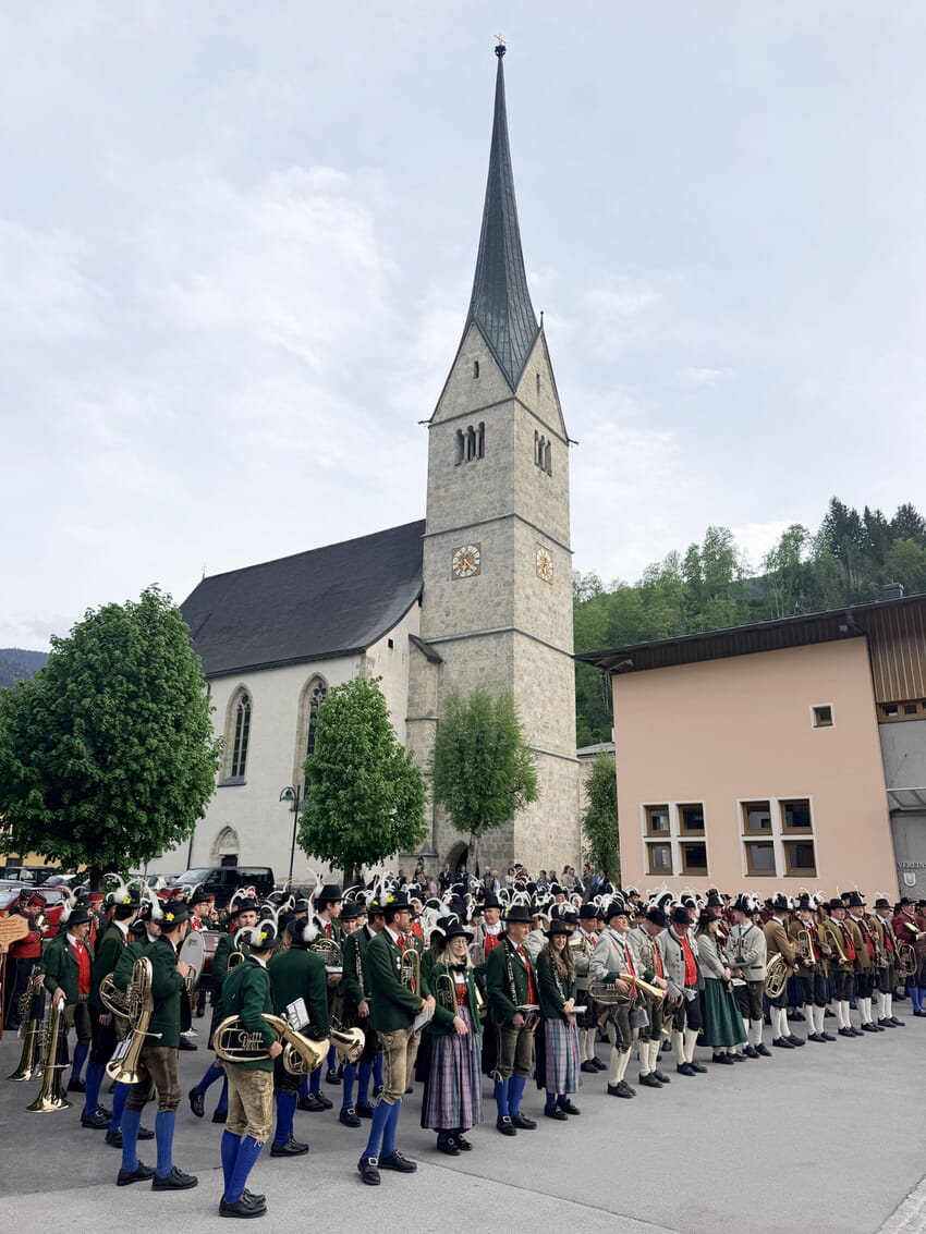 Der Schulhof in H&uuml;ttau wird nach dem Festumzug von &uuml;ber 500 Musikerinnen und Musikern belebt