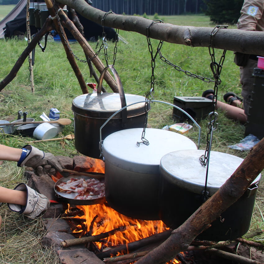 Kochen &uuml;ber dem Feuer