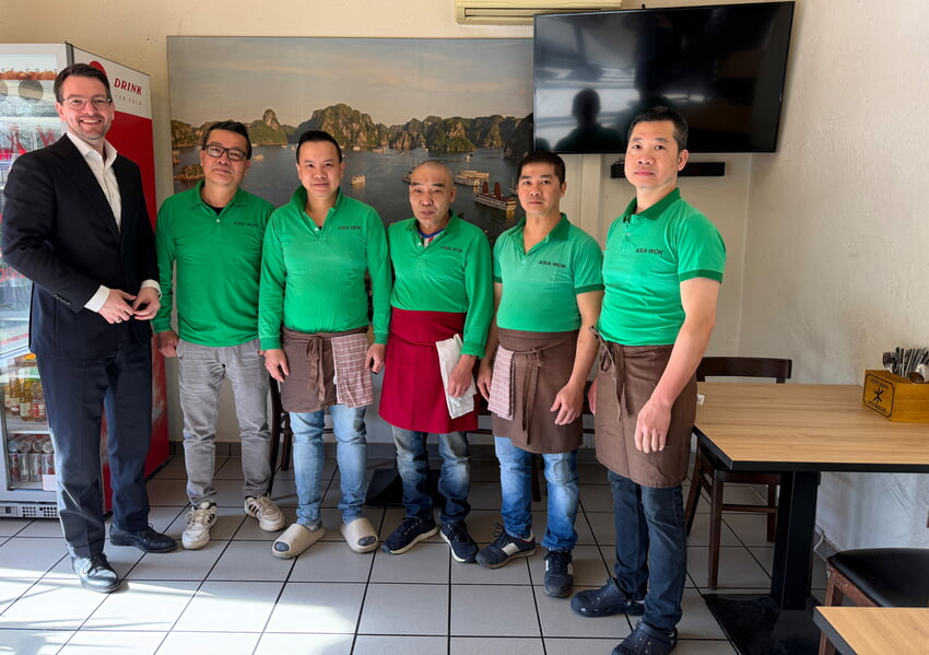 (v.l.n.r.) B&uuml;rgermeister Bj&ouml;rn Kornm&uuml;ller gratuliert Inhaber Van Dao Bui zum 20-j&auml;hrigen Jubil&auml;um, flankiert von langj&auml;hrigen Teammitgliedern des Asia Woks. | Foto: Gemeinde Karlsbad