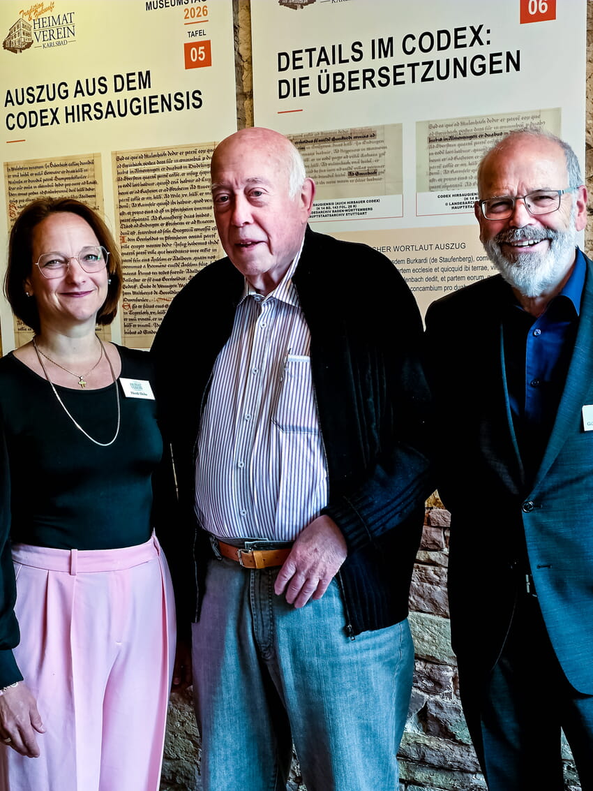 Heidi Ochs, Horst Sommer und Günter Denninger in der Eingangshalle des Heimatmuseums